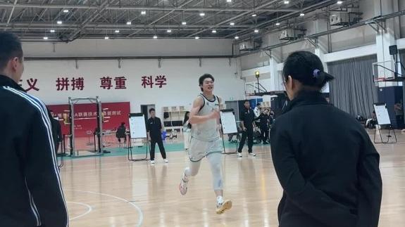  力竭达标！王哲林参加体测“17折”满分通过