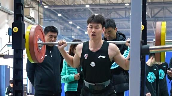 直击青岛队体测！ 王睿泽、段昂君负重深蹲30个