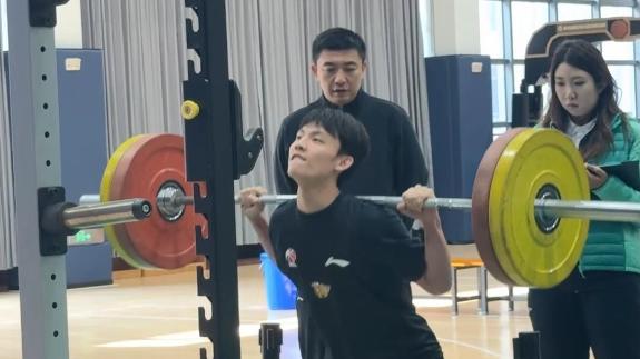 崔永熙负重深蹲30杜润旺送上大拇哥 徐杰深蹲满分