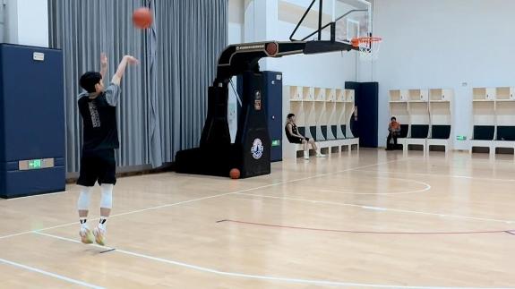  略微失准！徐杰三分半高强度投篮41投仅27中