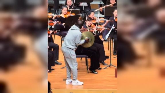 这帮兄弟怎么上台了 是花Q上去的吗？