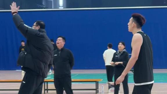 辽篮体测中！付豪摸高3米48 李晓旭刘志轩围观