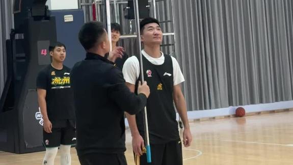 卫冕冠军亮相！赵岩昊摸高3米26 孙铭徽3米17