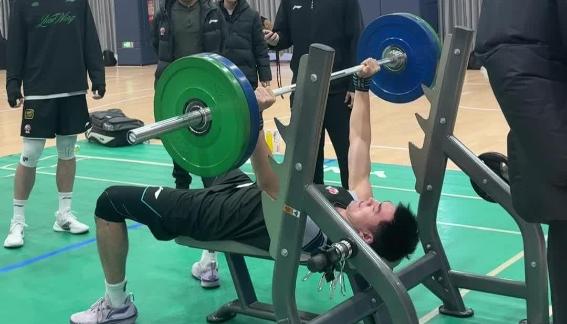 老将宝刀不老！李晓旭体测卧推18个轻轻松松