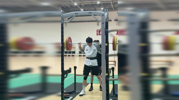 辽宁球员身份亮相！姜宇星负重深蹲30个达标
