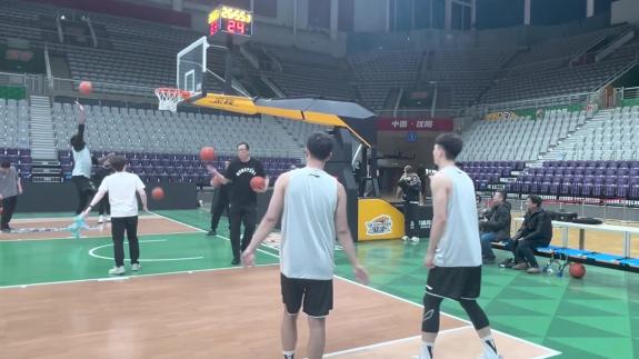  辽宁男篮媒体开放日！受伤的赵继伟参与热身