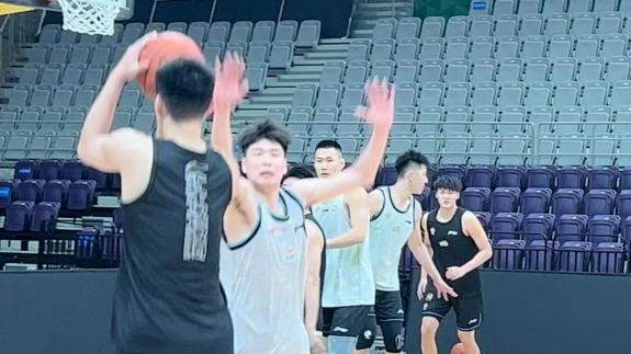  杨鸣督战！乌戈带领6位年轻球员演练半场3V3
