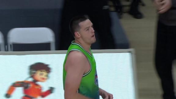 天外飞仙！詹姆斯骑马射箭轰进半场超远三分