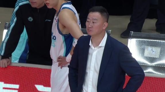 愿无大碍！胡小龙重摔受伤 随后被担架抬走