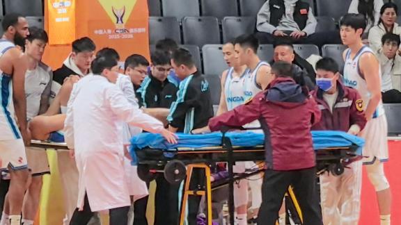 千万别有大伤！现场直击青岛小将胡小龙伤退