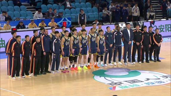 广东全队合影！徐杰杜润旺领衔 小胡萨姆纳便装