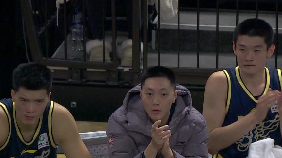 徐杰借掩护三分打进！镜头给到胡明轩为其喝彩
