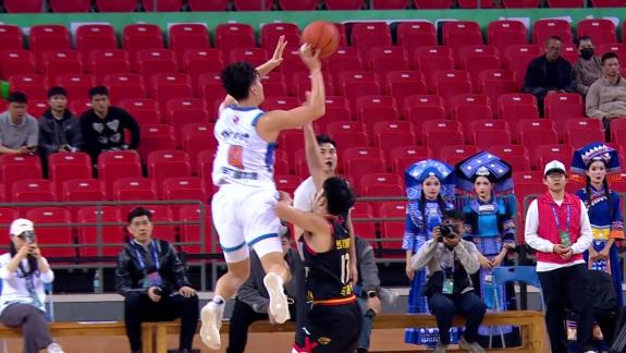 神奇一球！伊力0.5秒空接出手命中压哨漂移三分