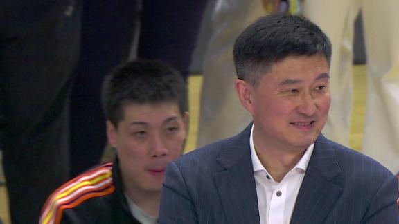 人无语时真的会笑！张皓嘉离谱失误杜锋一脸无奈