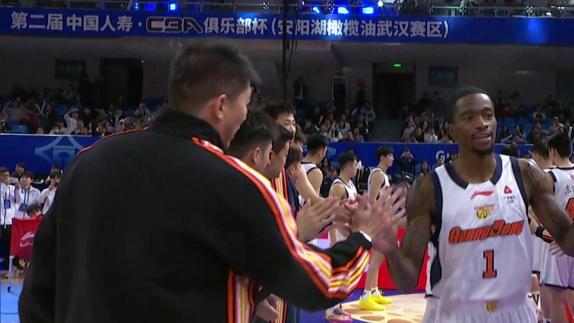  广东12人入场仪式！萨姆纳帅气出场迎来首秀