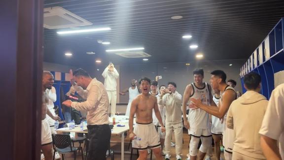  致谢每位球员！合肥男篮更衣室泼水庆祝历史胜利