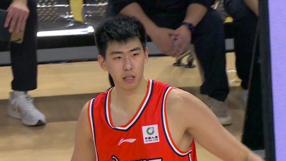  徐昕欲隔扣萨姆纳被犯规 转播秒切杜锋深意十足