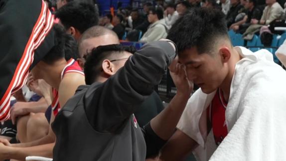  血染赛场！李祥波眉骨被打开 萨姆纳被吹违体