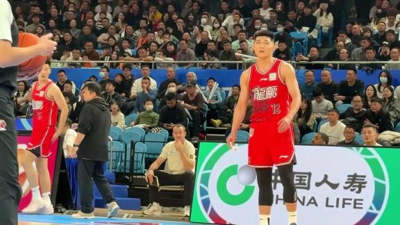 李祥波眉骨被打开向裁判示意：两边尺度一样吗？