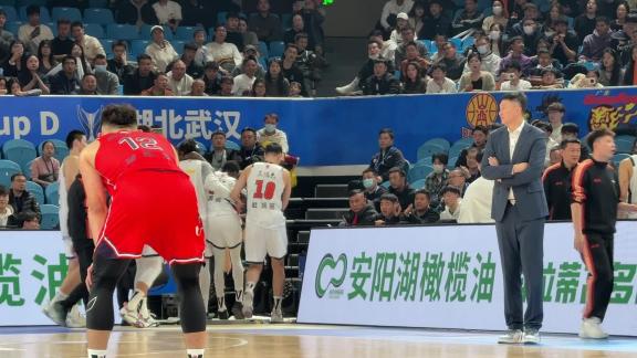 太拼了！首秀战至抽筋！萨姆纳下场被扶到场边