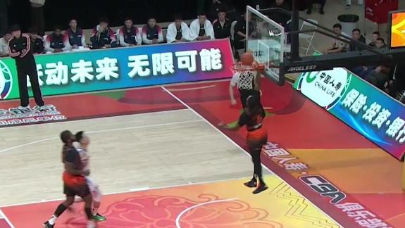 开场先表演个节目？珀赛尔快攻空篮离谱黄油手
