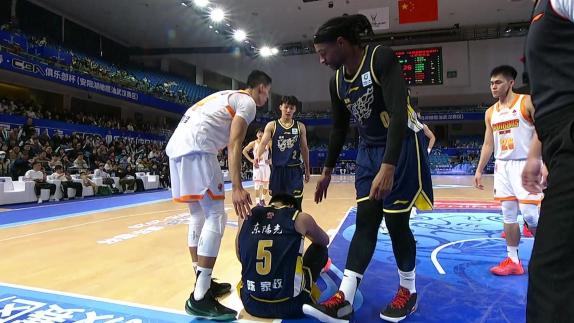 血溅赛场！陈家政惨遭吴羽佳肘击面部挂彩