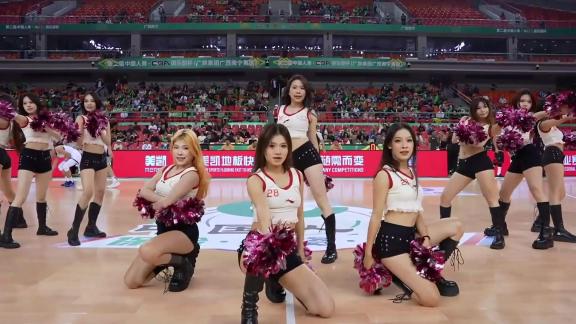 导播加鸡腿！南宁赛区啦啦队美女热情起舞