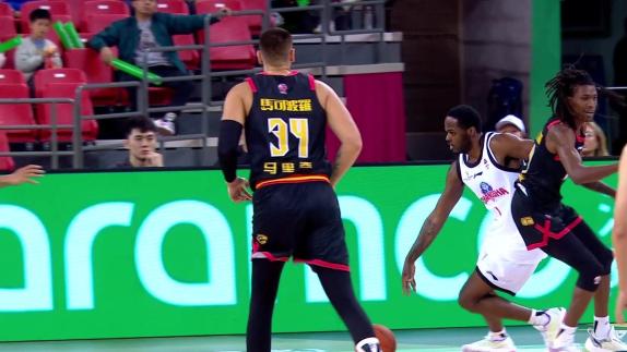 点谁呢？解说：FIBA不允许出现NBA八步上篮