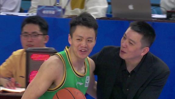 杨鸣勾肩乐开花！姜宇星飞身造犯规拼劲十足