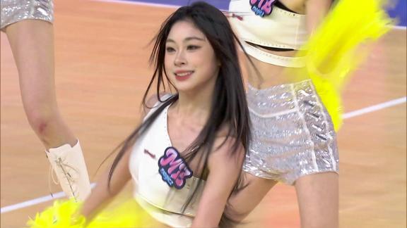  一闪一闪亮晶晶！武汉赛区啦啦队美女靓丽起舞