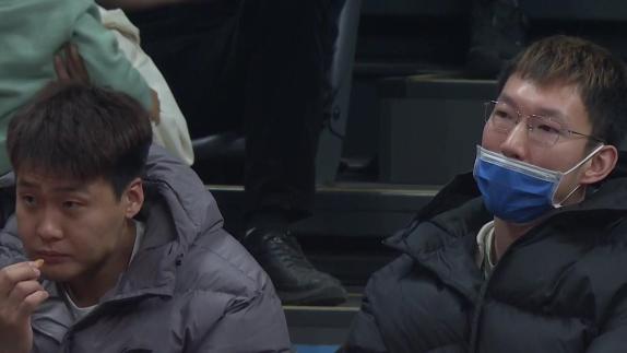 帅小伙和老干部？赵睿周琦场边观战一个吃一个看