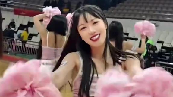 异域风！新疆啦啦队热舞：粉色系漂亮女孩下班