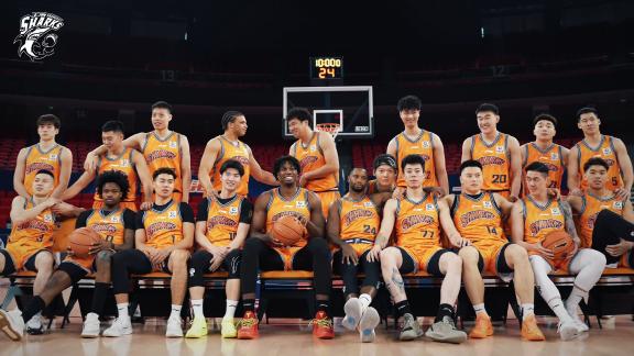  上海男篮定妆照拍摄 金金弗格合影李弘权搞怪