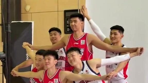 花式合影！广州男篮新赛季定妆照花絮来袭