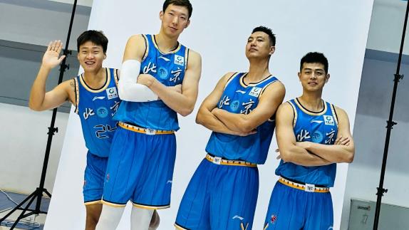 模仿“高雅人士”！周琦晒照与赵睿等搞笑合影