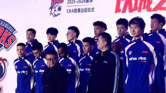 豪华阵容！上海男篮全队亮相王哲林卢伟挥动战旗