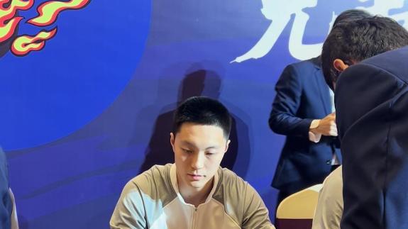 广东男篮出征仪式！胡明轩为球迷签名周边产品