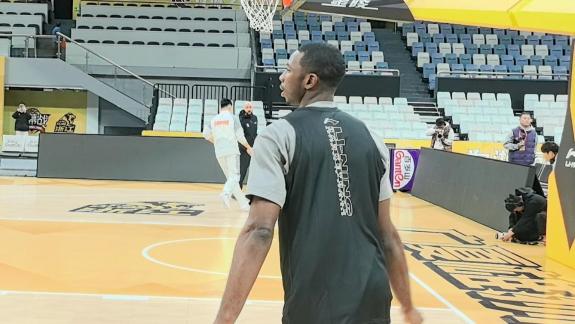  迪亚洛揭幕战前压哨注册！与张宁刘东投篮训练