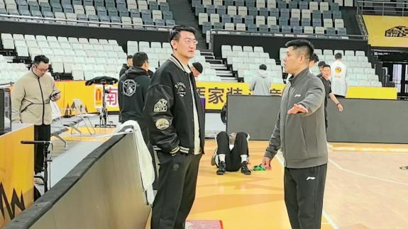 这比赛怎么打？王博与潘江场边热聊首个潜力赛