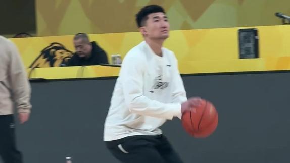 大秋孙总领衔！卫冕冠军广厦抵达球馆踩场训练