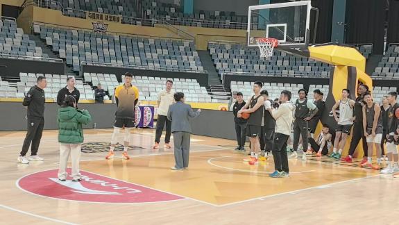 广厦彩排总冠军戒指颁奖仪式 大秋孙总询问流程