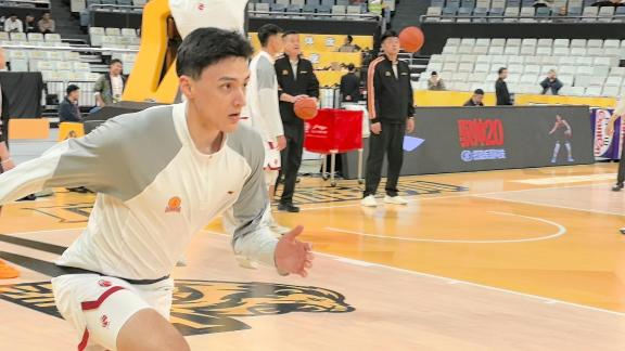 又帅又能打！于米提加盟山西常规赛首秀热身拉伸