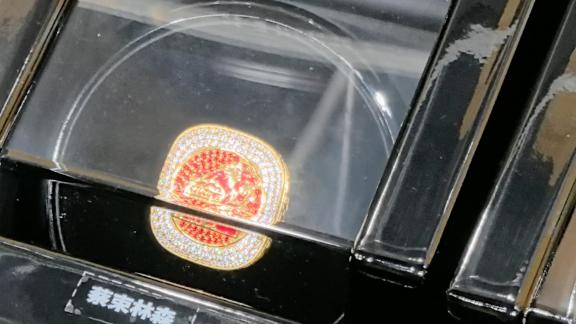 迎接新王！冠军鼎和戒指已到场 金光闪闪全是钻