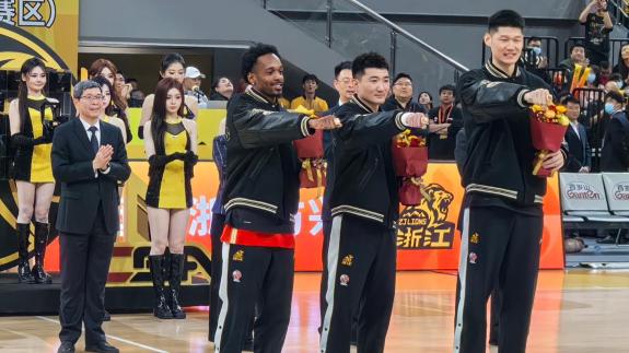 直拍广厦领取冠军戒！大秋孙铭徽一起领取太圆满