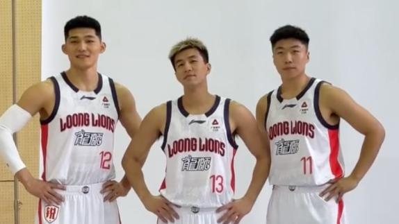广州男篮官拍！郭艾伦李祥波合影 徐昕陈国豪搞怪