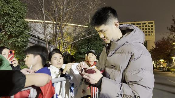 绝对优质偶像！胡金秋赛后依次为球迷签名合影