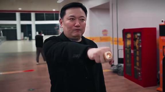 胡金秋狂奔！广厦老板被禁赛 通道含泪领戒指