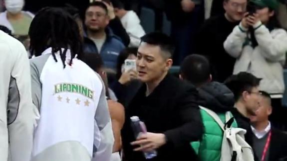  辽篮新赛季开门红！杨鸣激动与全队击掌拥抱