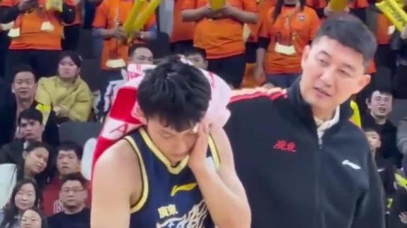  球迷现场直拍！徐杰被对手绊倒眉骨破裂血流不止