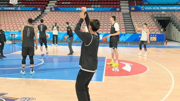  北京男篮踩场：赵睿专攻急停跳投周琦练习罚篮